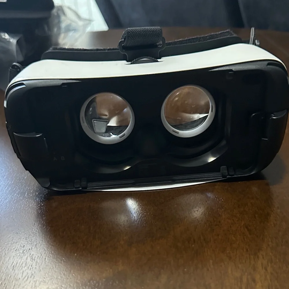 Samsung Gear VR Headset - Black and White